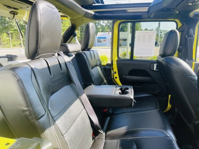 Used 2022 Jeep Wrangler Unlimited Sahara w/ Cold Weather Group AWD/4WD image 15