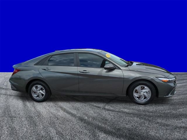 Used 2024 Hyundai Elantra SE image 3