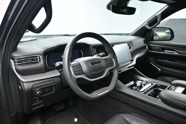 Used 2024 Jeep Wagoneer L Series III w/ Flexible Seating Group AWD/4WD image 17