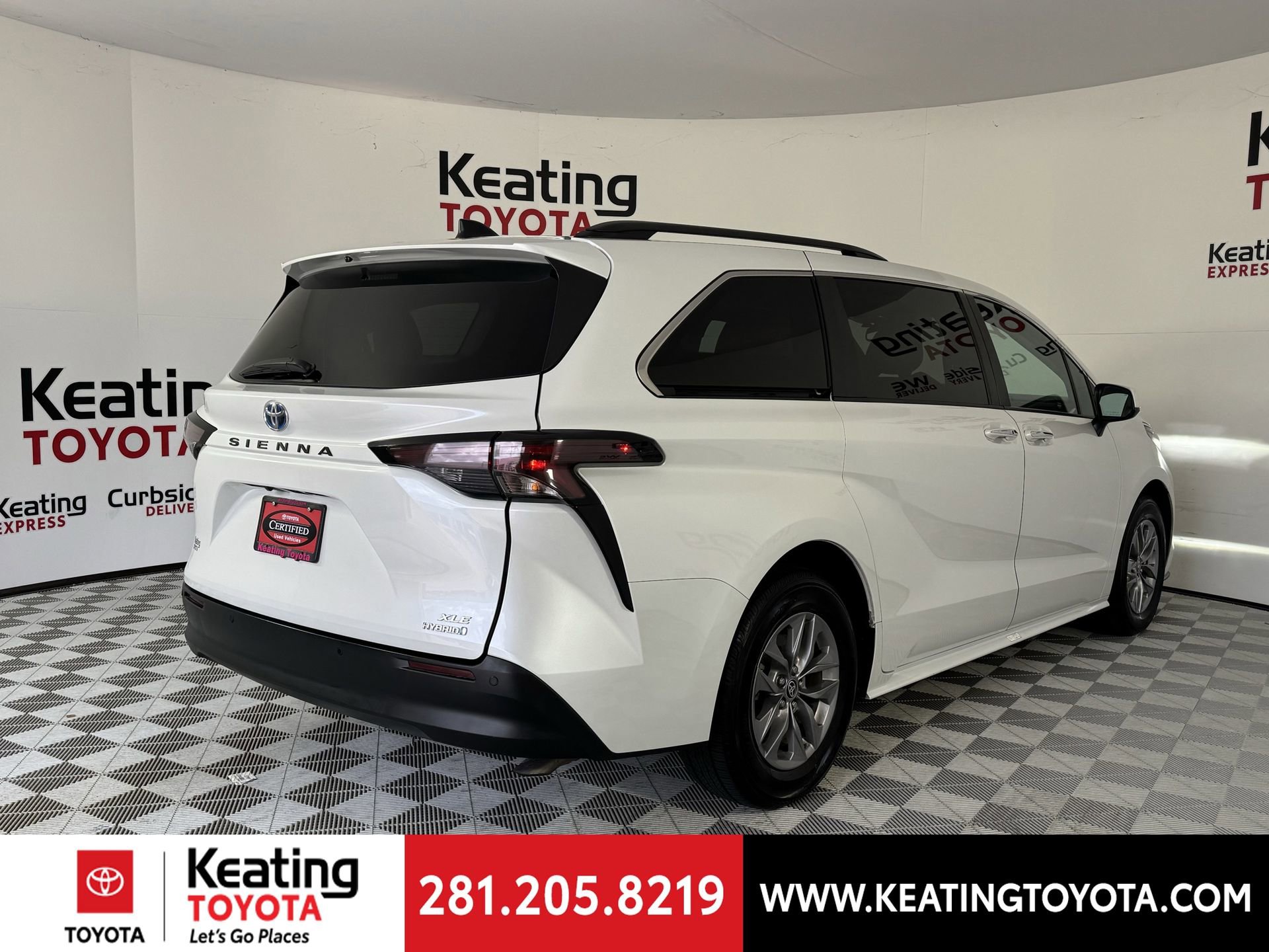 Certified 2024 Toyota Sienna XLE FWD image 6
