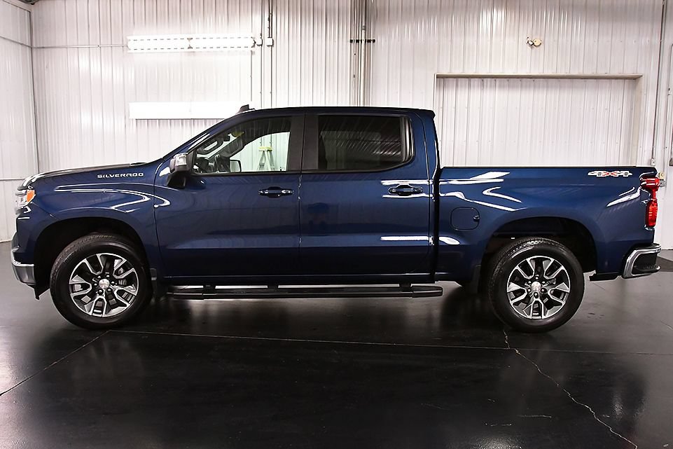 Used 2023 Chevrolet Silverado 1500 LT AWD/4WD image 4