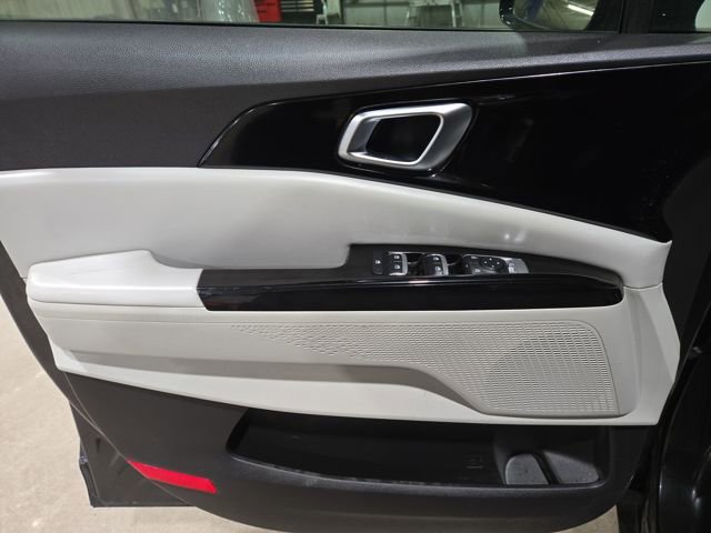 Used 2022 Kia Carnival EX image 14