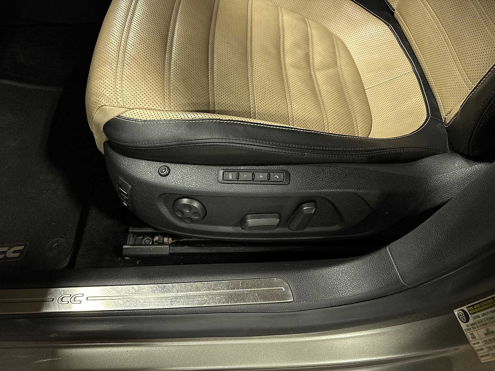 Used 2013 Volkswagen CC Executive image 24