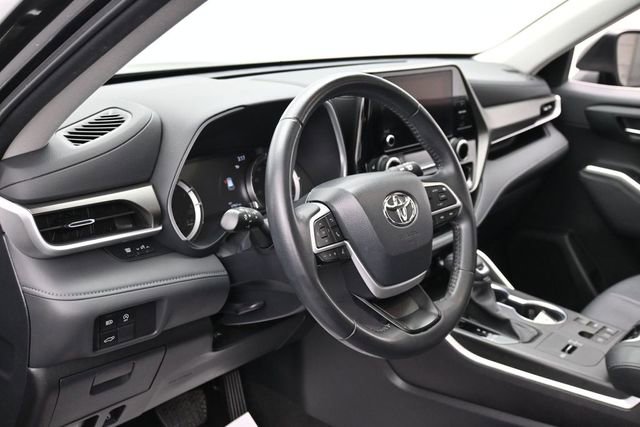 Used 2024 Toyota Highlander XLE FWD image 15