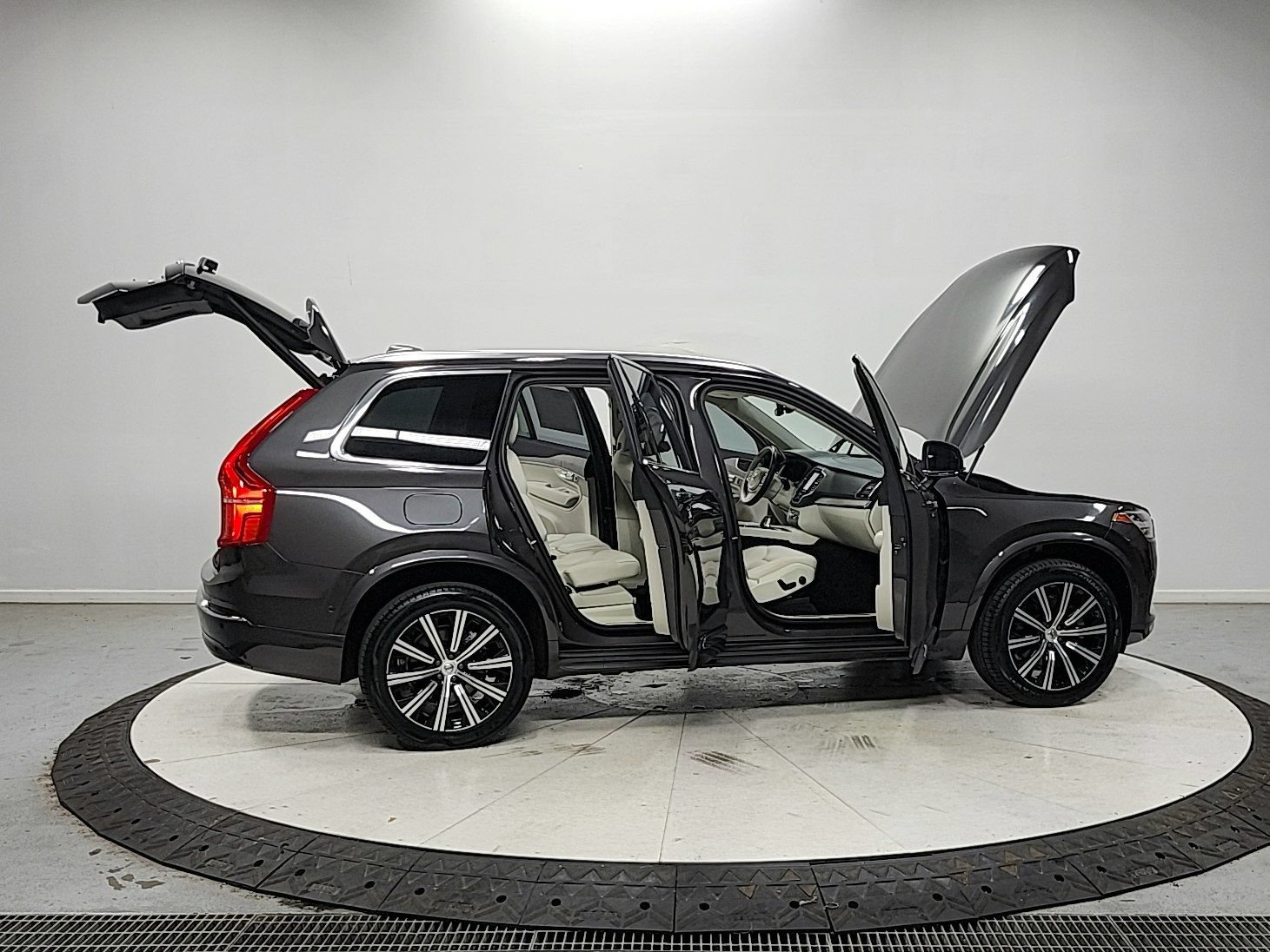 Used 2024 Volvo XC90 B5 Plus AWD/4WD image 16