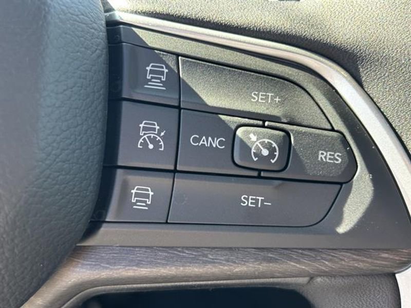 New 2025 Jeep Grand Cherokee Limited w/ Luxury Tech Group II RWD image 12