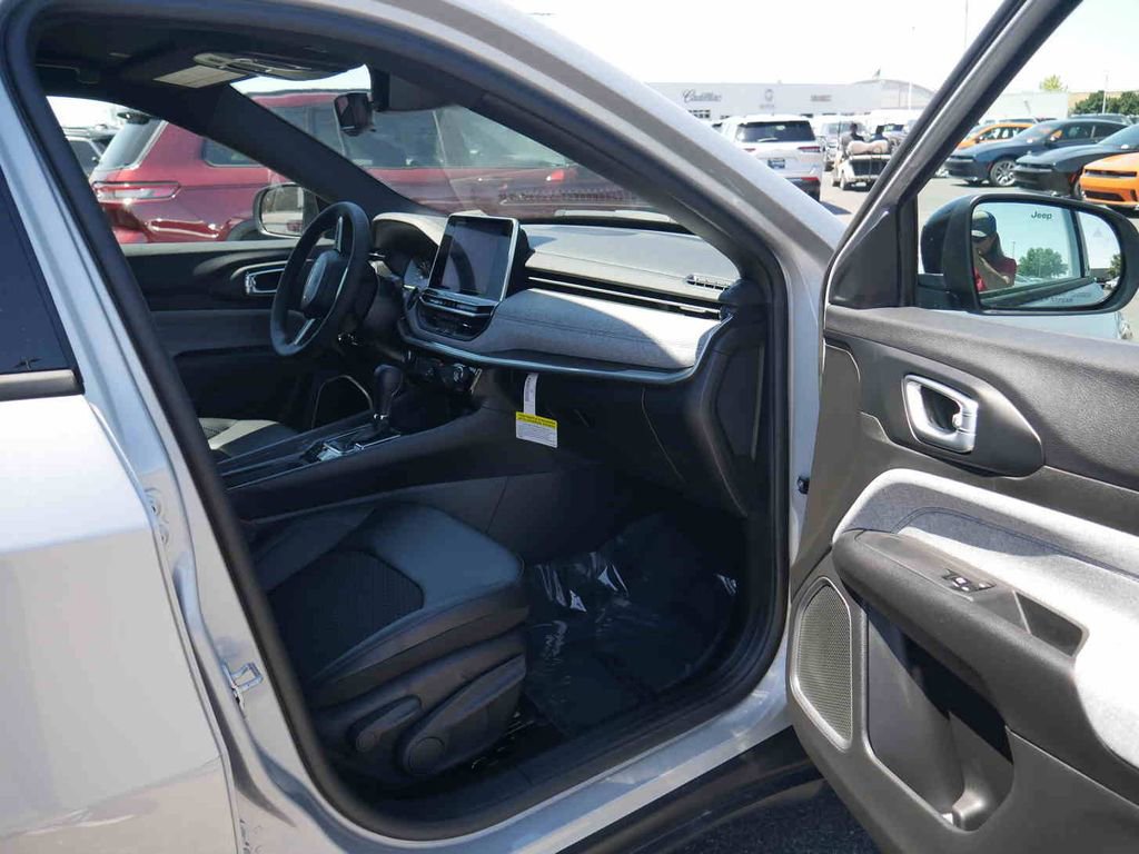 New 2025 Jeep Compass Latitude image 23