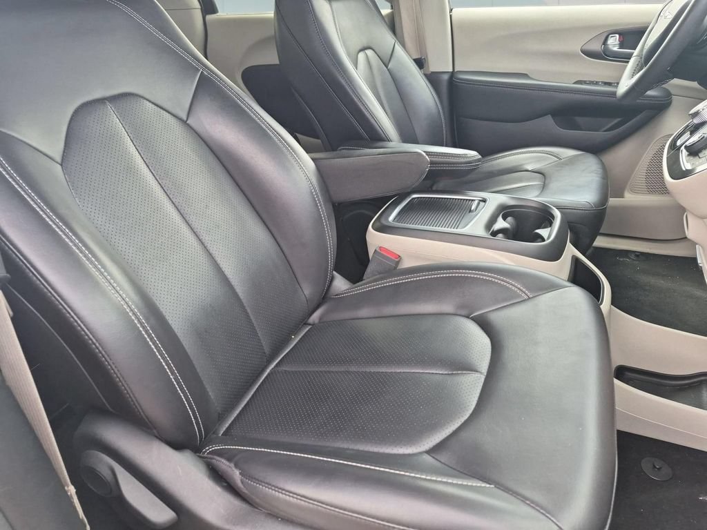 Used 2023 Chrysler Pacifica Touring-L FWD image 30