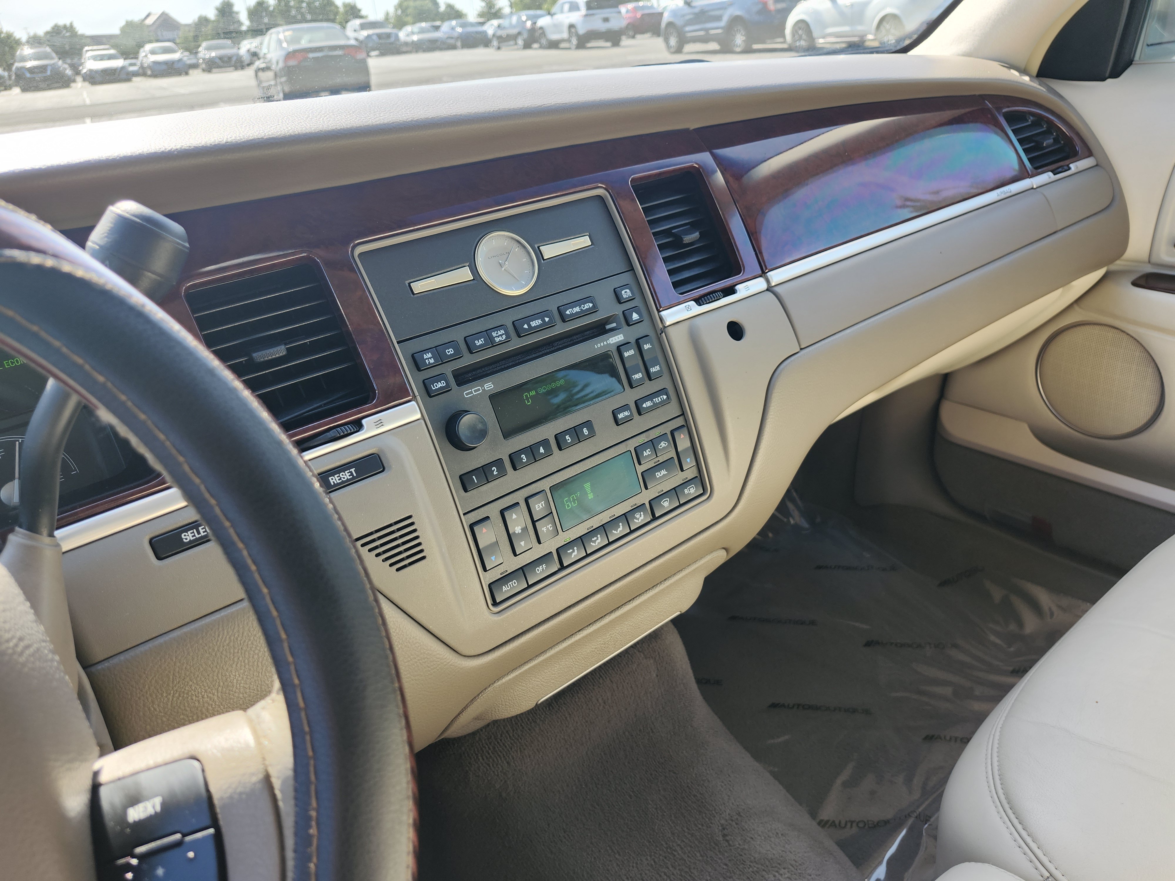 Used 2005 Lincoln Town Car Signature Limited RWD image 28