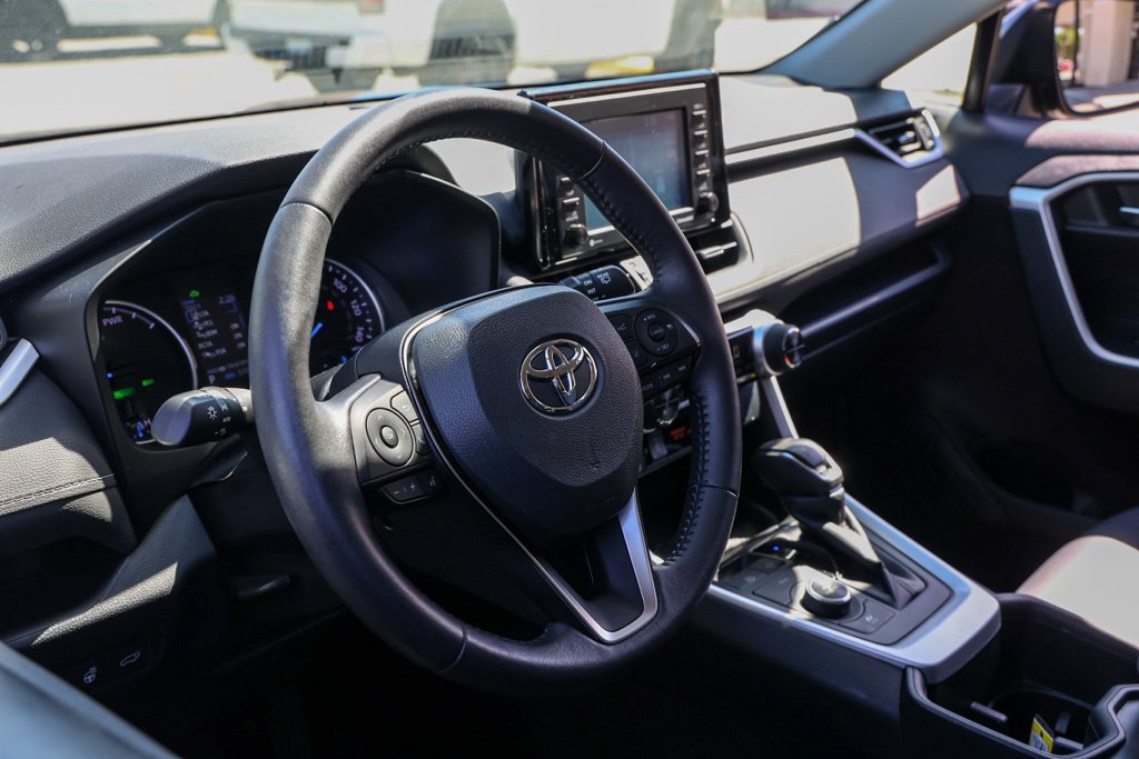 Used 2022 Toyota RAV4 XLE Premium AWD/4WD image 15