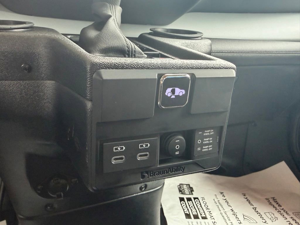 Used 2026 Toyota Sienna XLE FWD image 17
