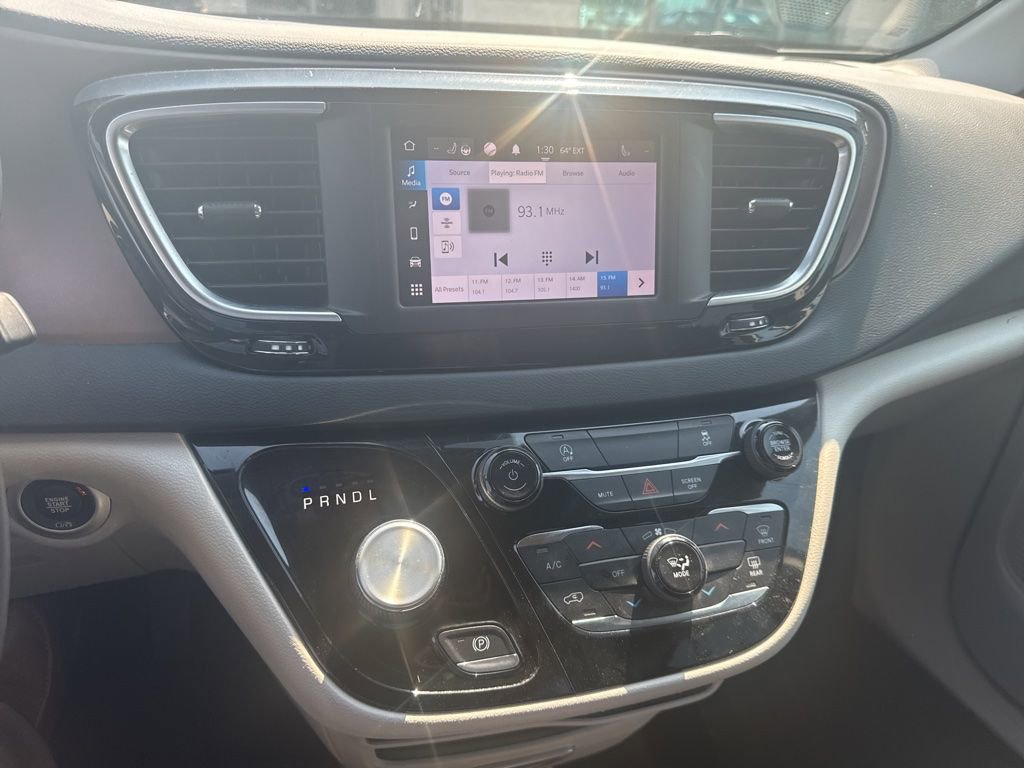 Used 2023 Chrysler Voyager LX image 15