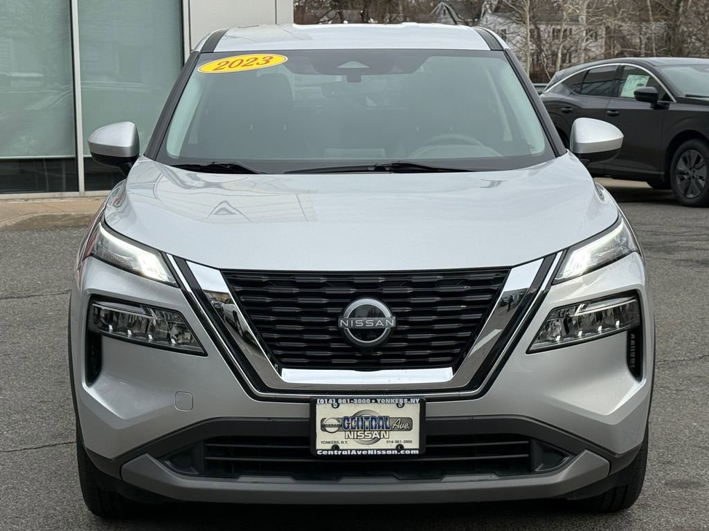 Used 2023 Nissan Rogue SV AWD/4WD image 2