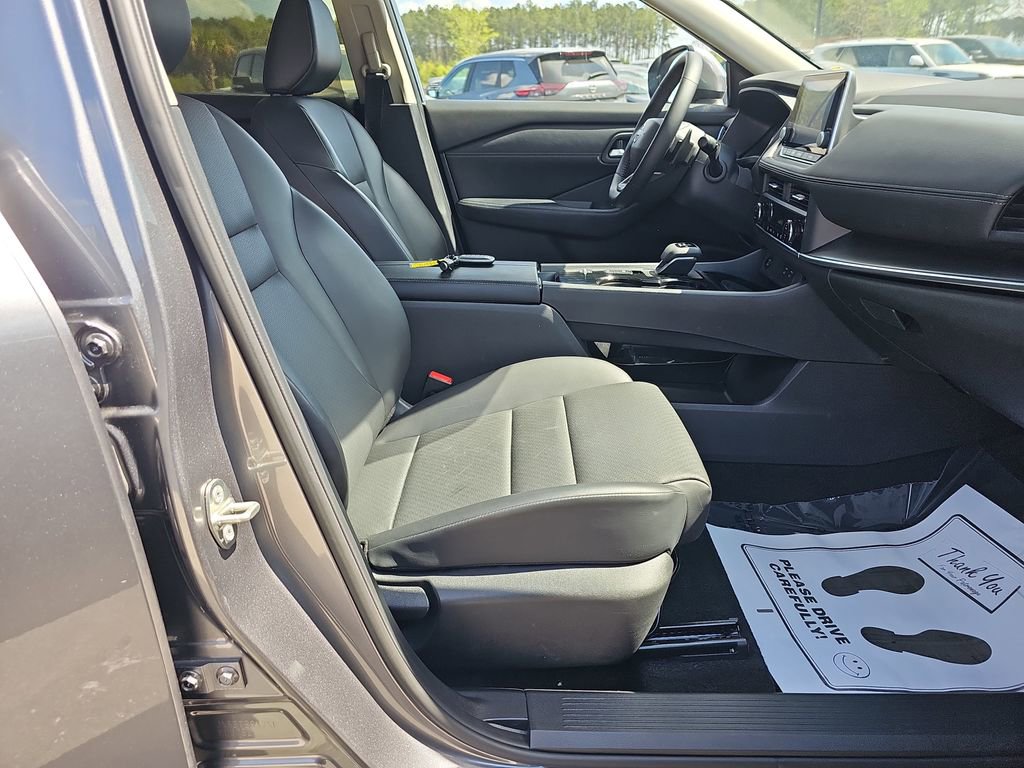 Used 2025 Nissan Rogue SV w/ SV Premium Package image 13