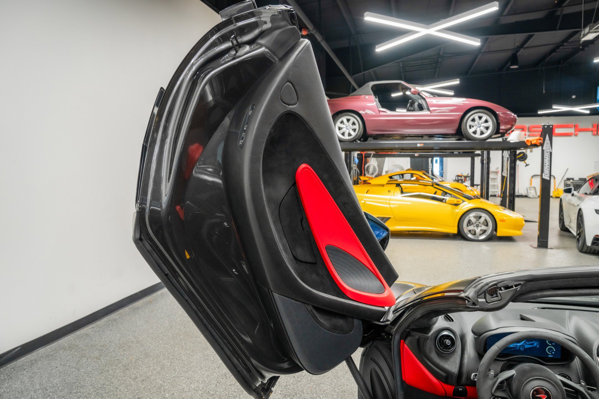 Used 2018 McLaren 570S Spider image 29