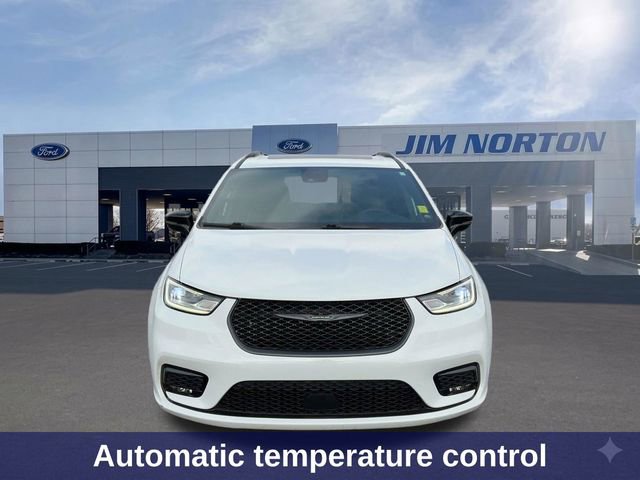 Used 2025 Chrysler Pacifica Limited image 10