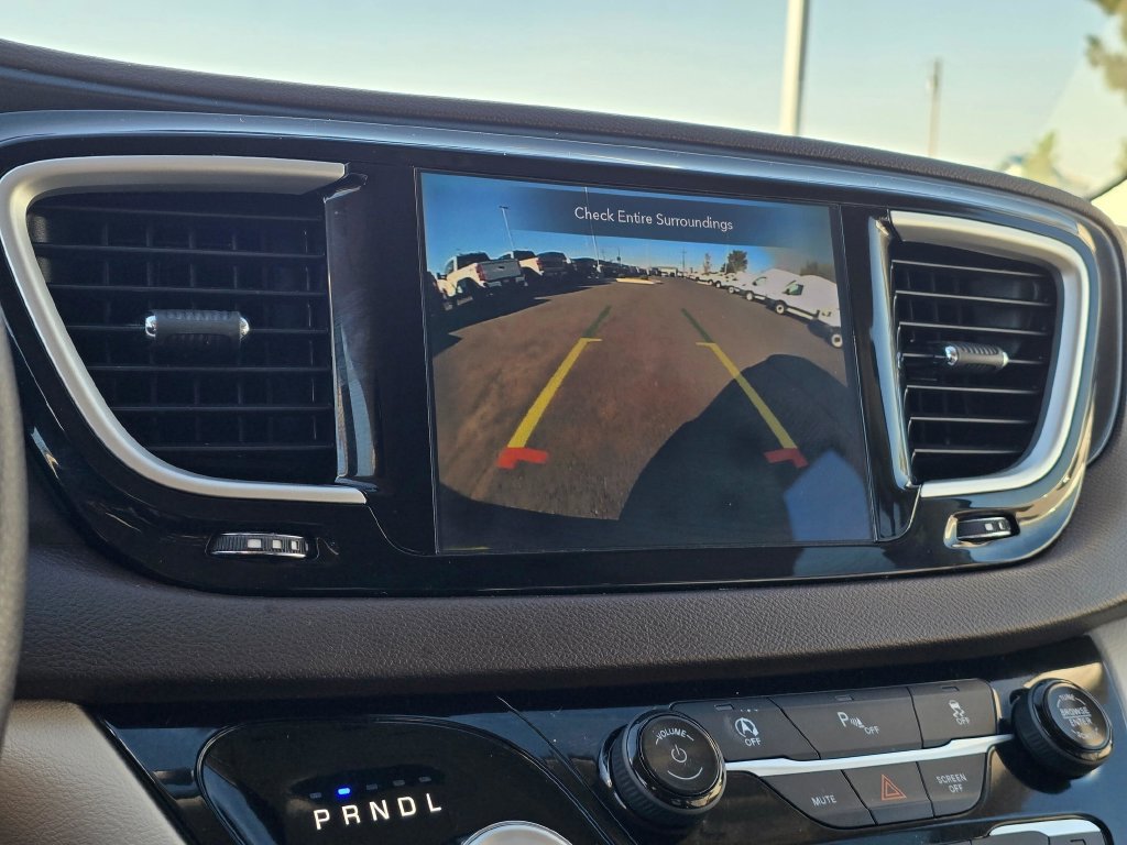 Used 2020 Chrysler Pacifica Touring w/ Tire & Wheel Group FWD image 22
