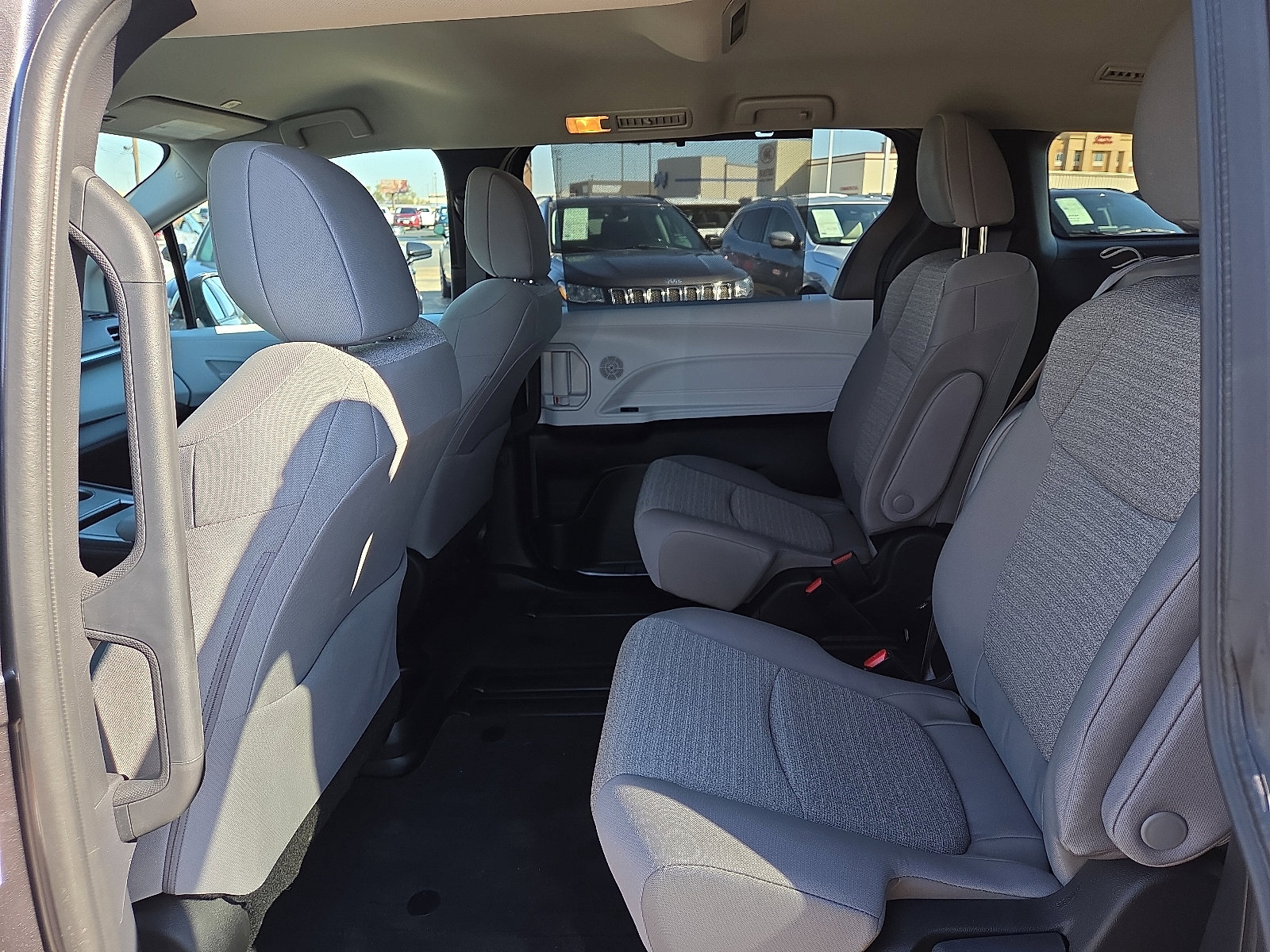 Used 2025 Toyota Sienna LE image 8