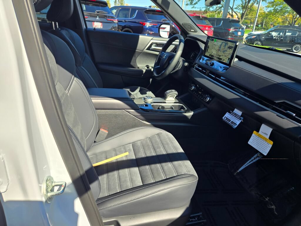 New 2026 Mitsubishi Outlander LE AWD/4WD image 4