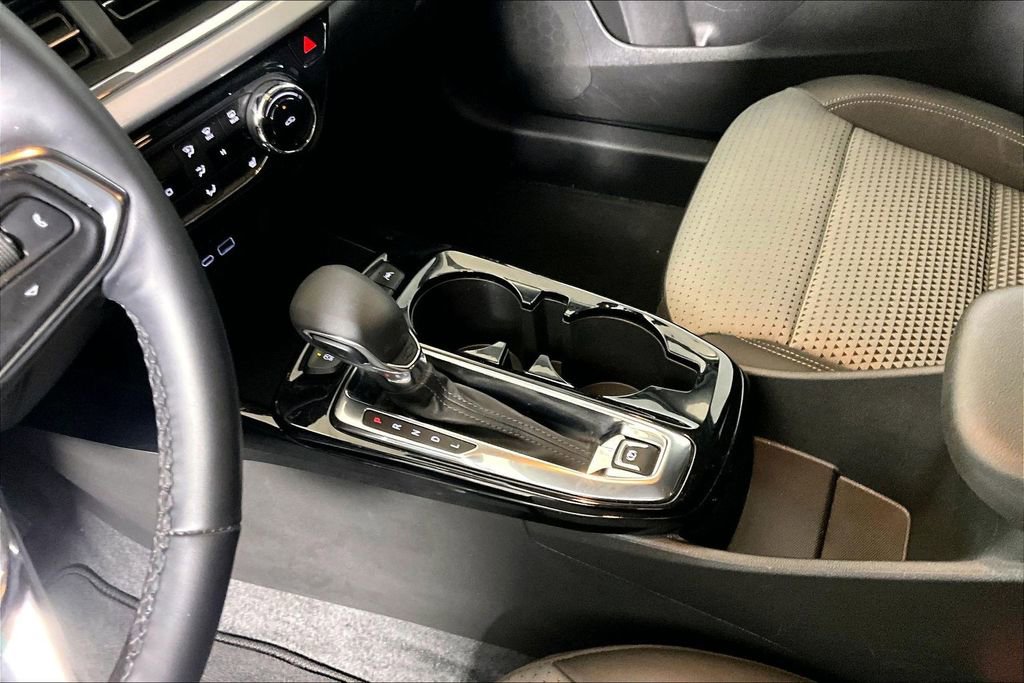 Used 2025 Chevrolet Trax LT w/ LT Convenience Package image 13