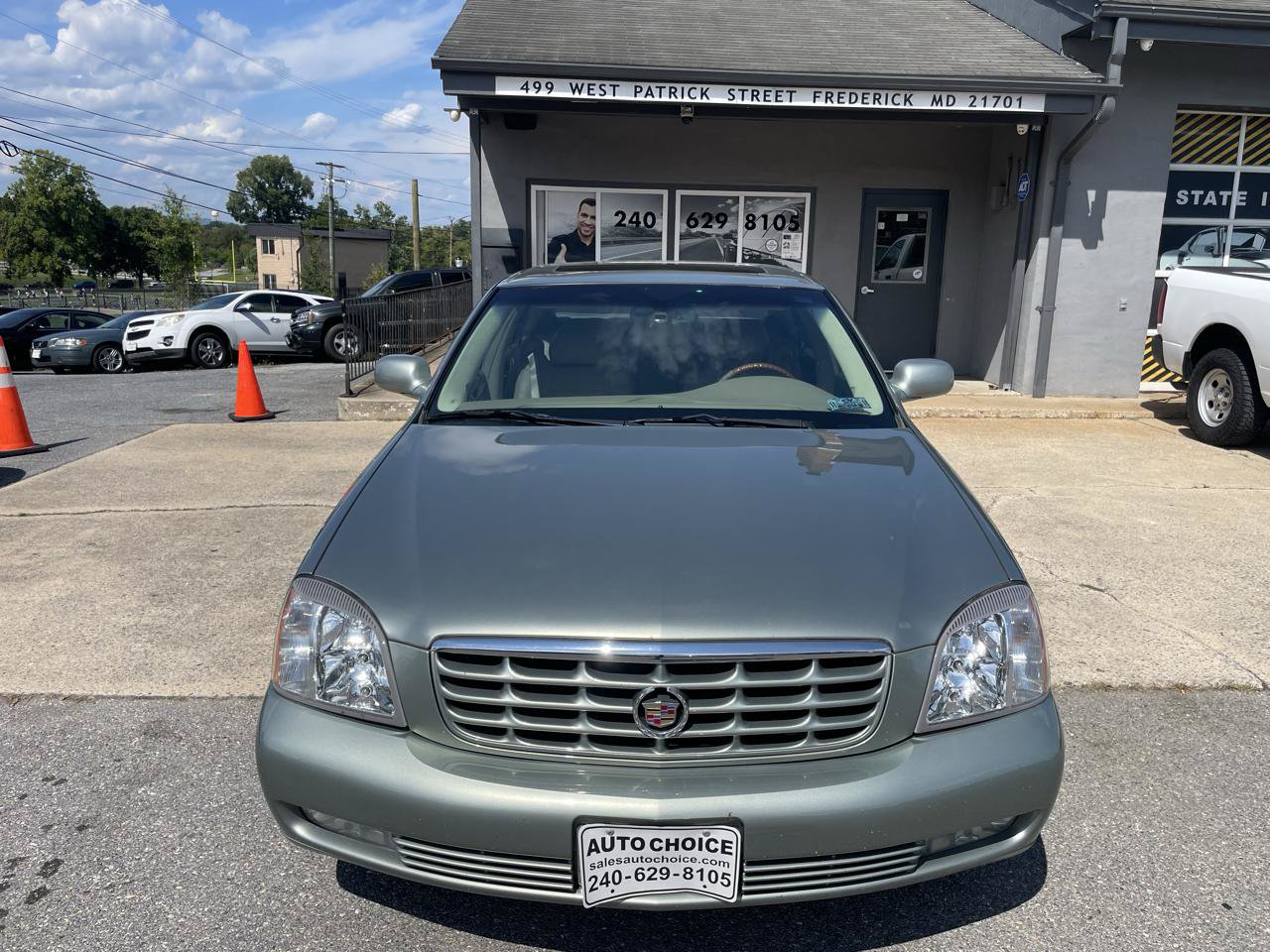 Used 2005 Cadillac De Ville DTS w/ Equipment Group FWD image 2