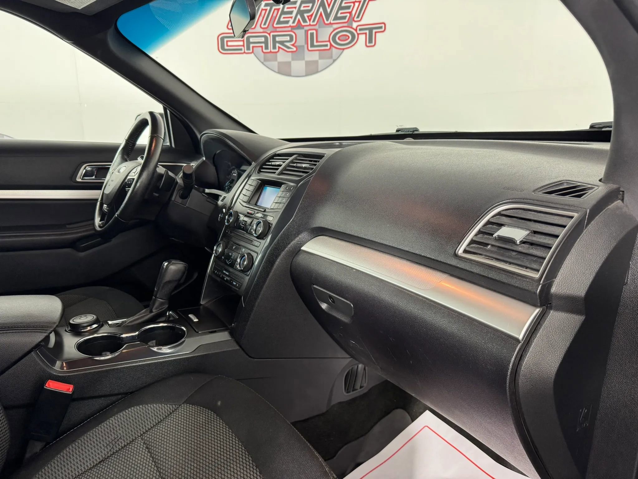 Used 2017 Ford Explorer XLT w/ Class II Trailer Tow Package AWD/4WD image 12