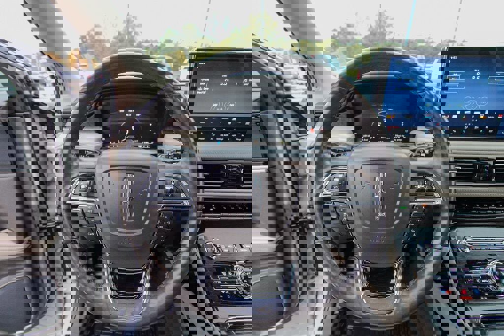 Used 2021 Lincoln Nautilus Reserve w/ Equipment Group 201A image 21