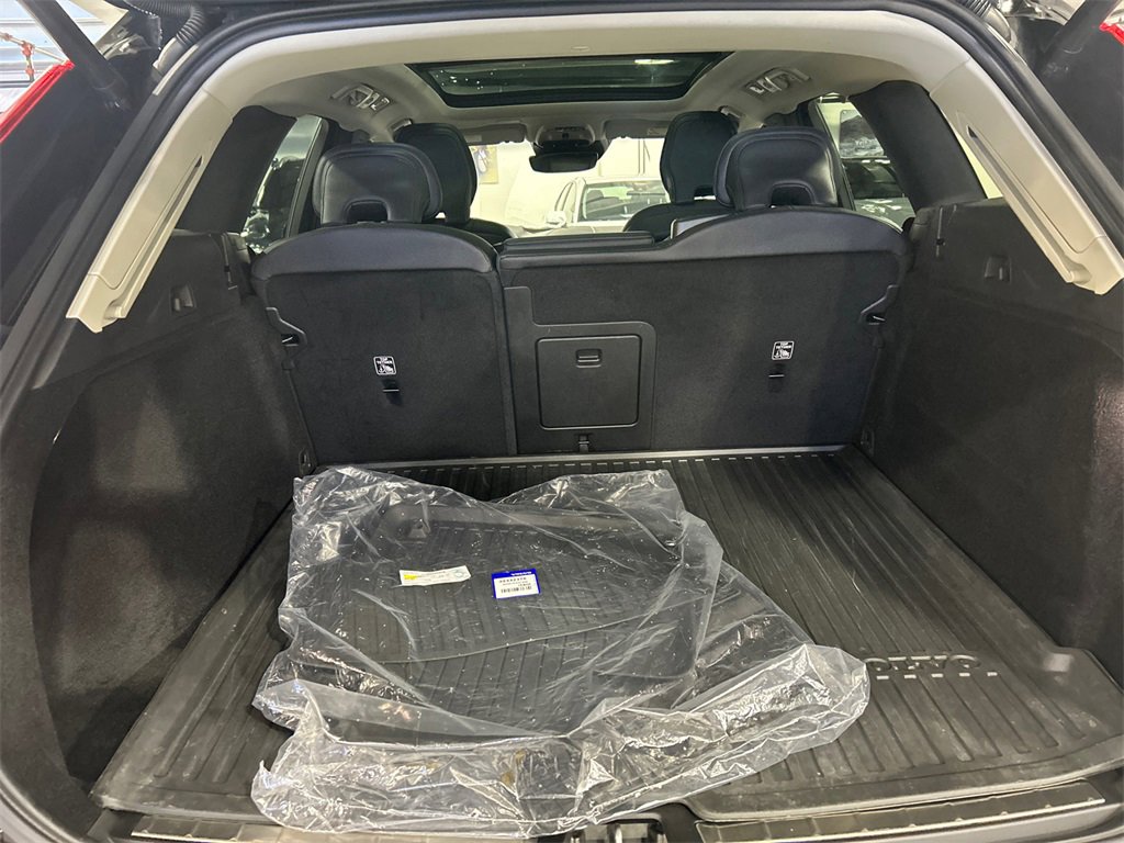 Certified 2021 Volvo XC60 T5 Momentum w/ Premium Package image 27