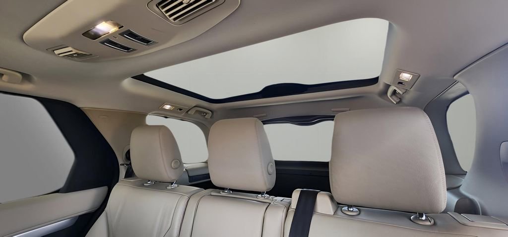 Used 2020 Land Rover Discovery Landmark image 23