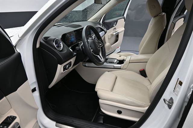 Used 2023 Mercedes-Benz GLB 250 w/ Premium Package image 9