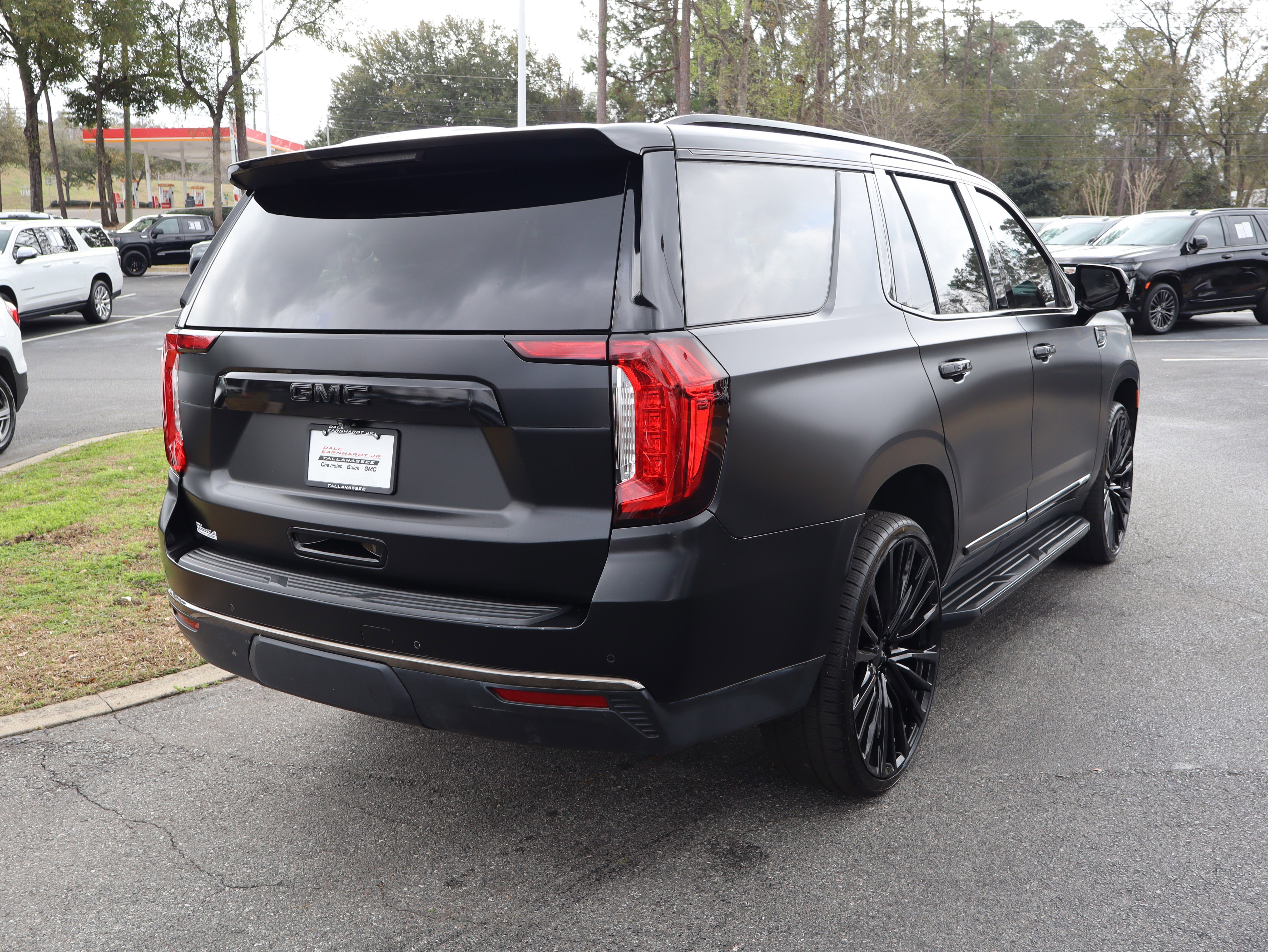 Used 2022 GMC Yukon SLT w/ SLT Premium Package image 9