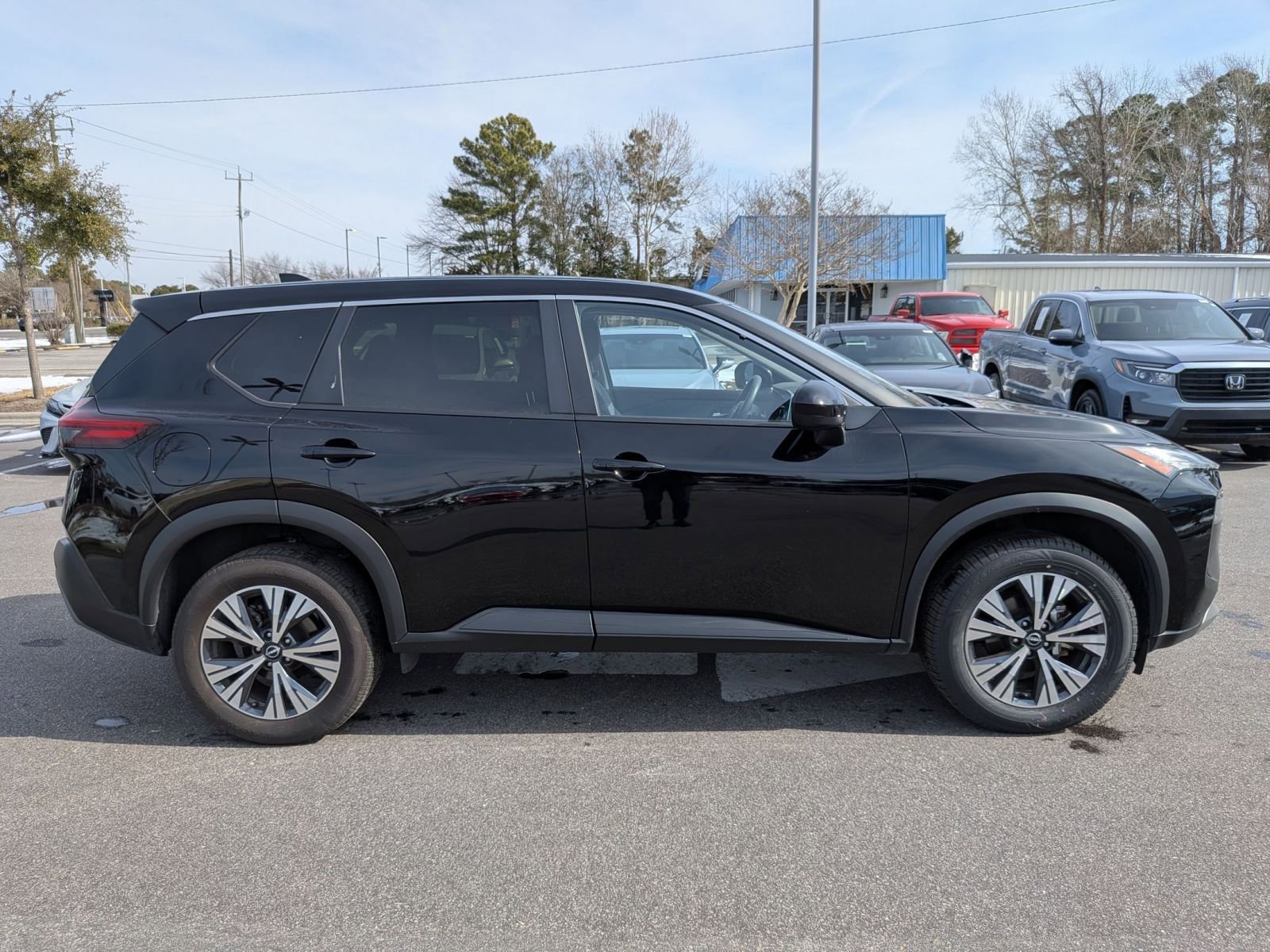 Used 2023 Nissan Rogue SV image 2