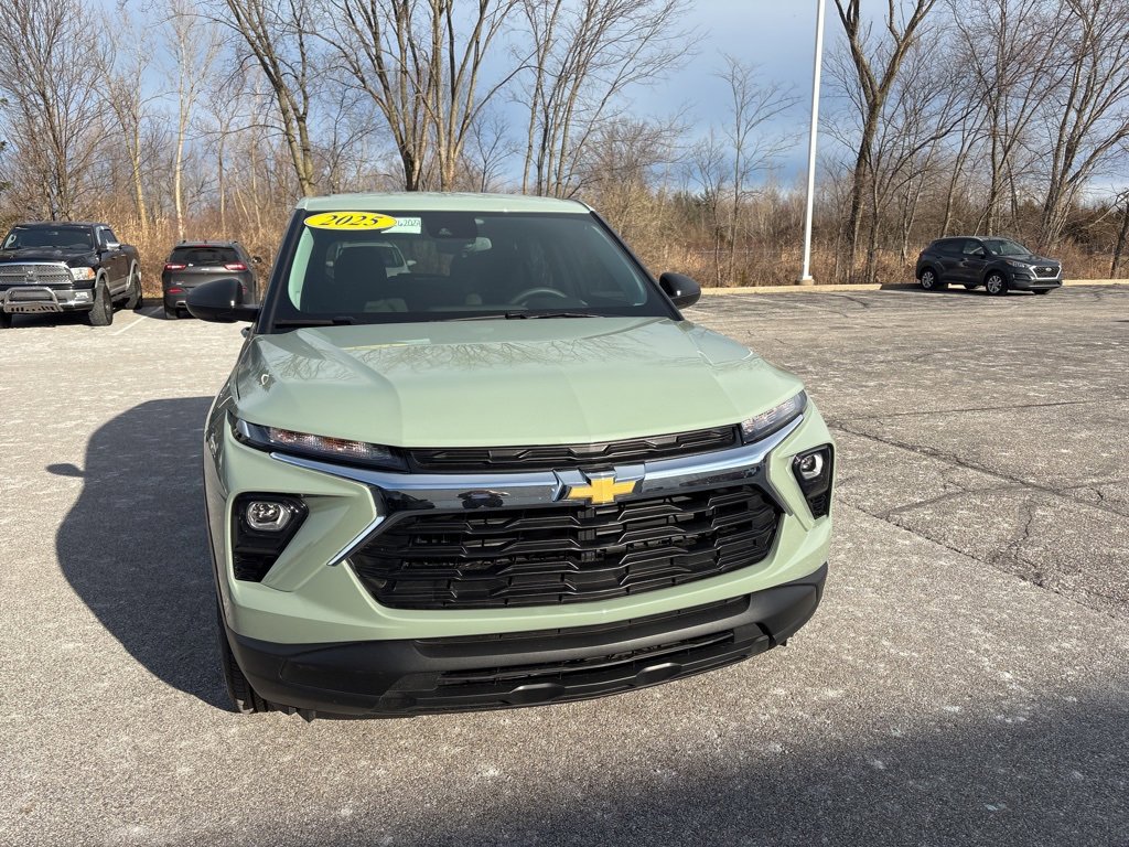 Used 2025 Chevrolet TrailBlazer LS w/ LS Convenience Package image 2