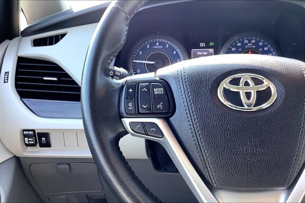 Used 2020 Toyota Sienna XLE FWD image 21