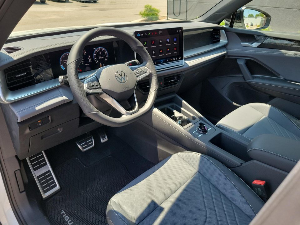 New 2026 Volkswagen Tiguan SE R-Line FWD image 30