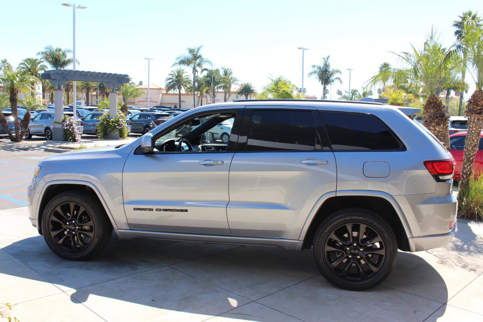 Used 2019 Jeep Grand Cherokee Altitude image 6