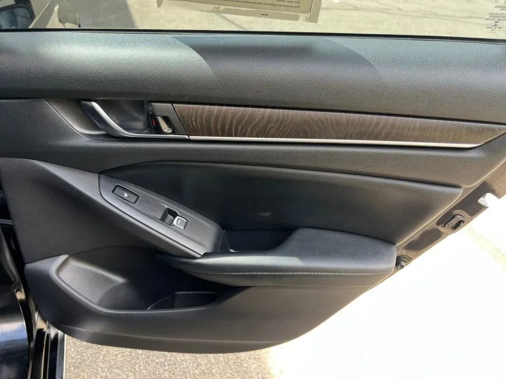 Used 2018 Honda Accord Touring image 19