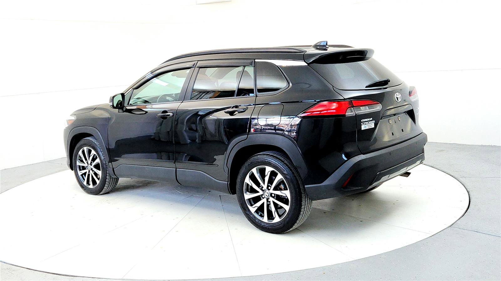 Used 2022 Toyota Corolla Cross XLE image 4