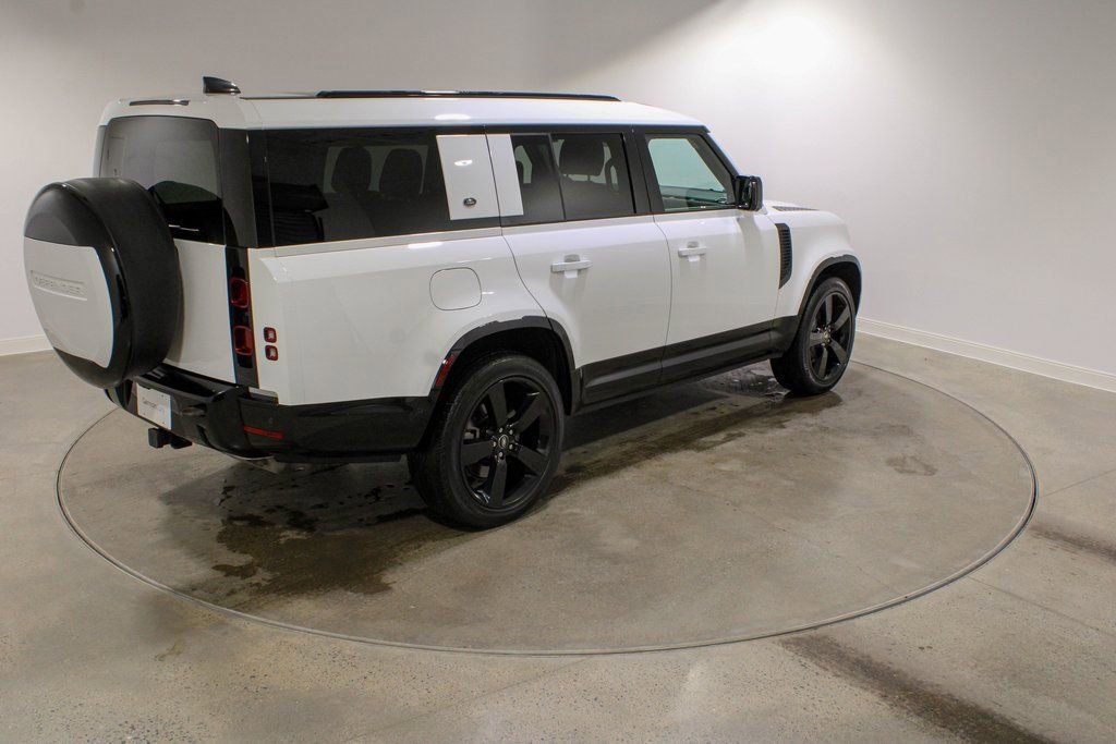 Used 2024 Land Rover Defender 130 X-Dynamic SE image 5