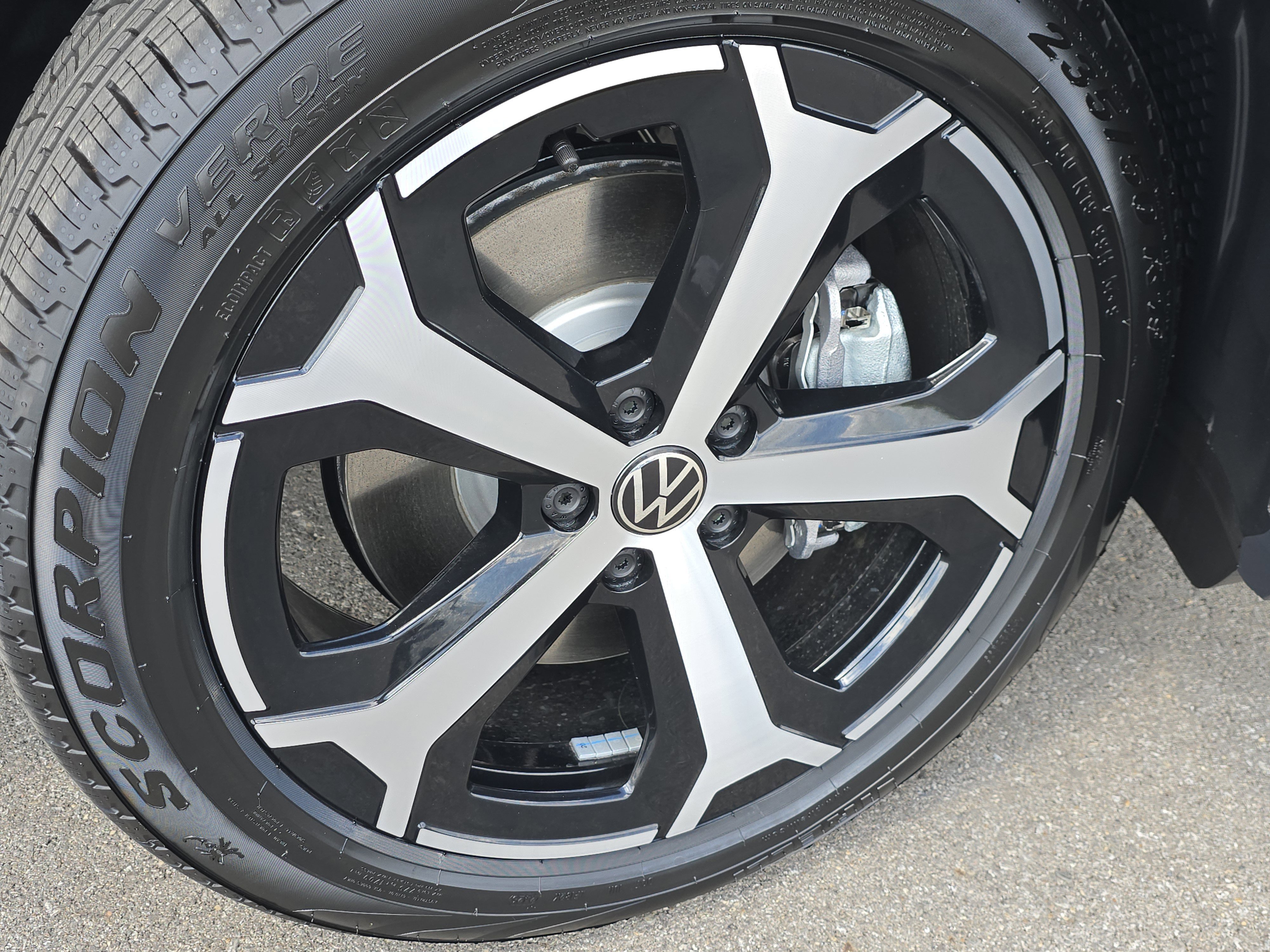 New 2025 Volkswagen Tiguan SE image 13