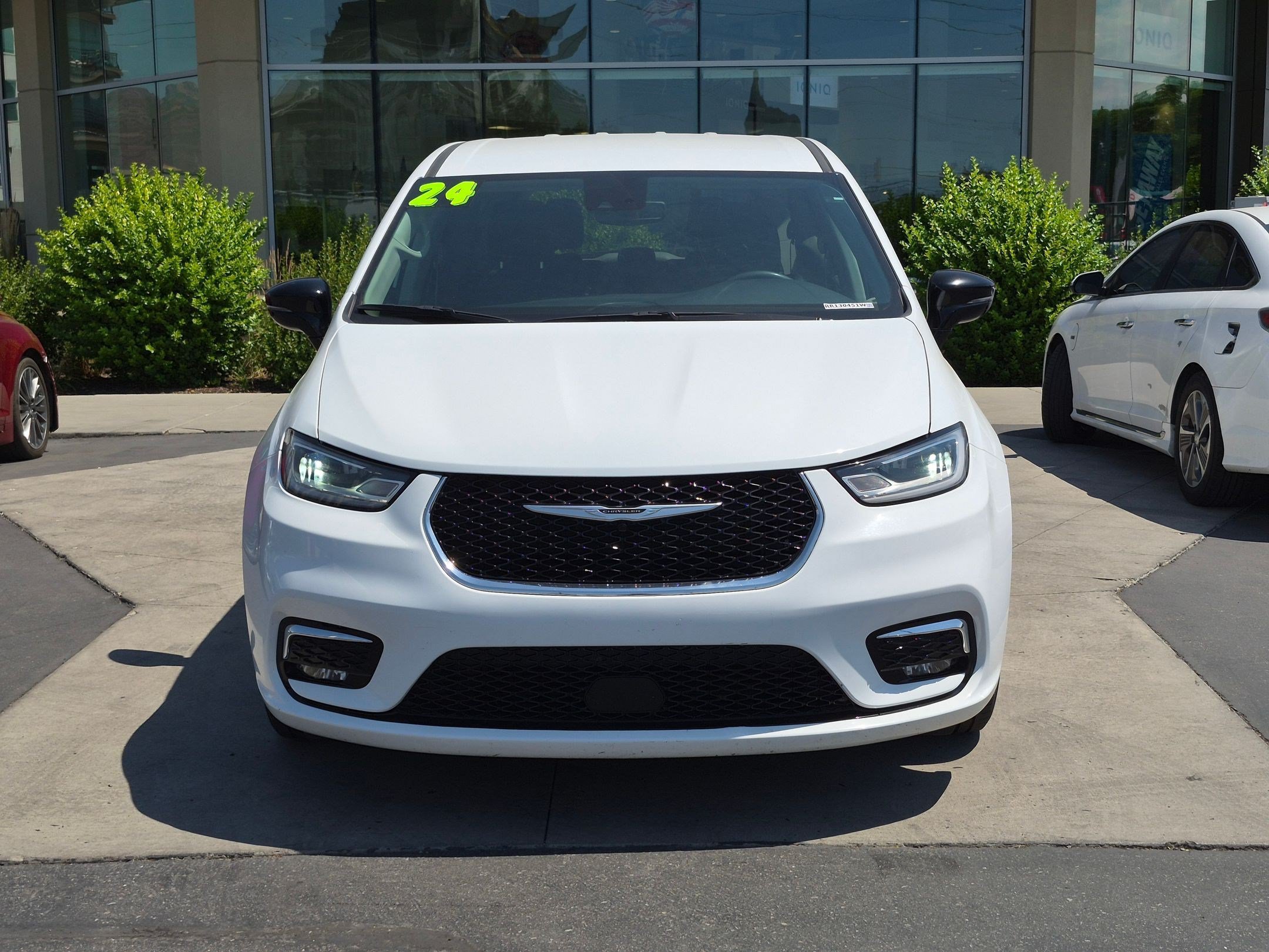 Used 2024 Chrysler Pacifica Touring-L FWD image 10
