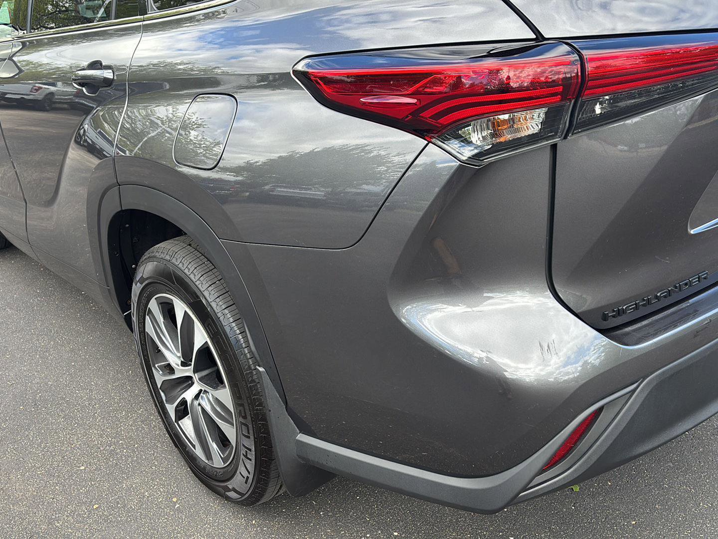Used 2022 Toyota Highlander XLE AWD/4WD image 24