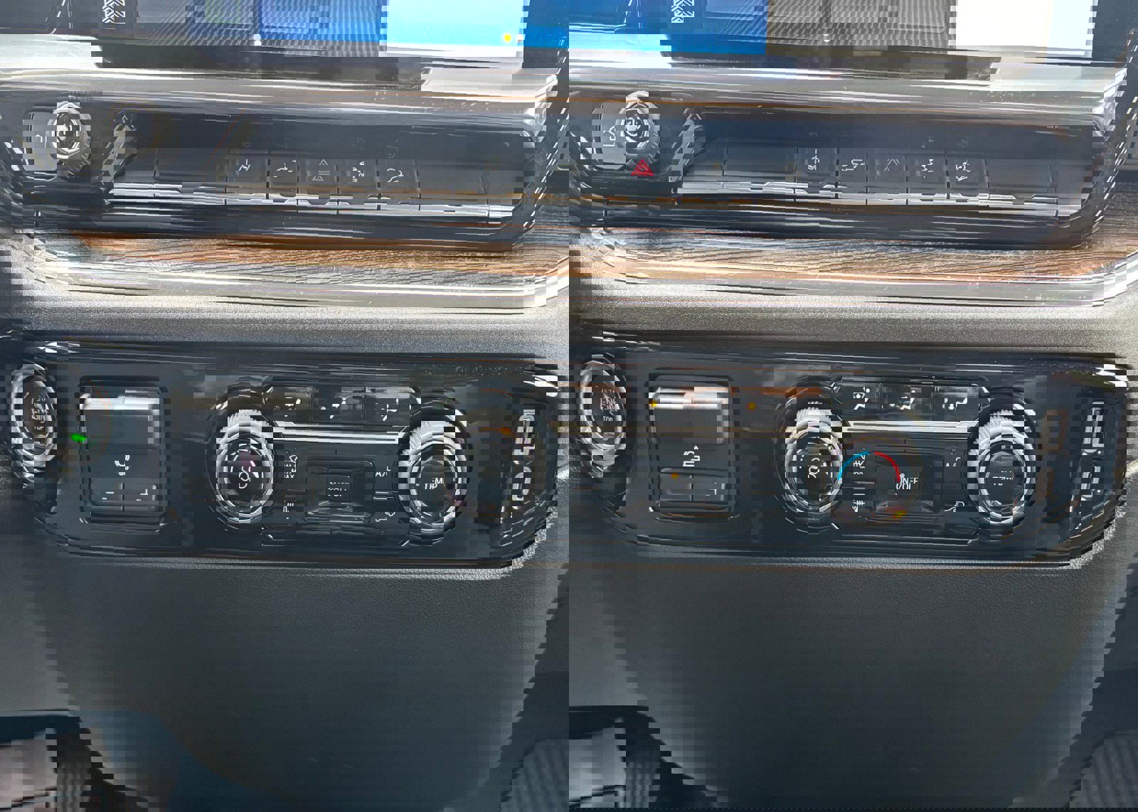 Used 2024 Chevrolet Silverado 2500 LT w/ Z71 Off-Road Package image 47