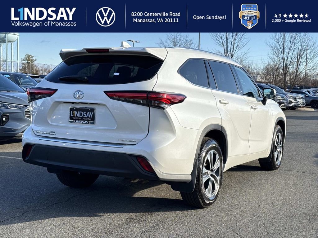 Used 2020 Toyota Highlander XLE image 2