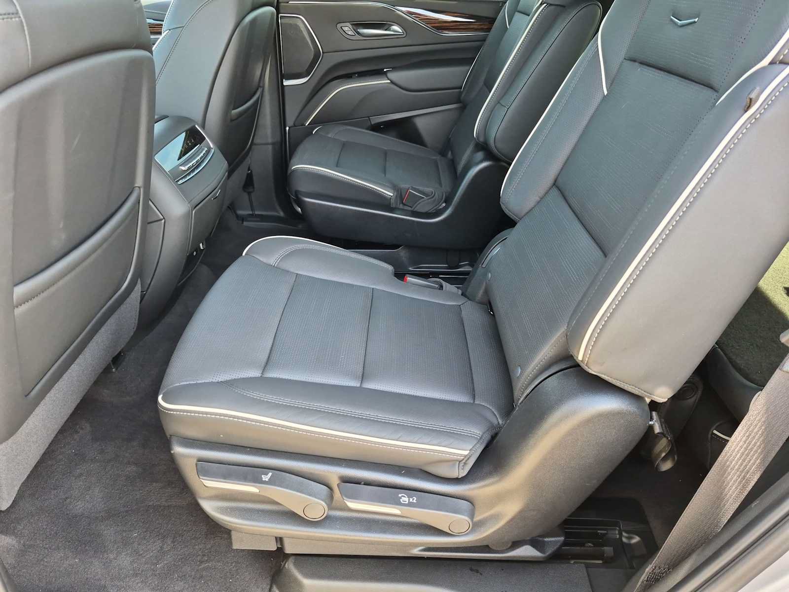 Used 2024 Cadillac Escalade Premium Luxury w/ Performance Package AWD/4WD image 20
