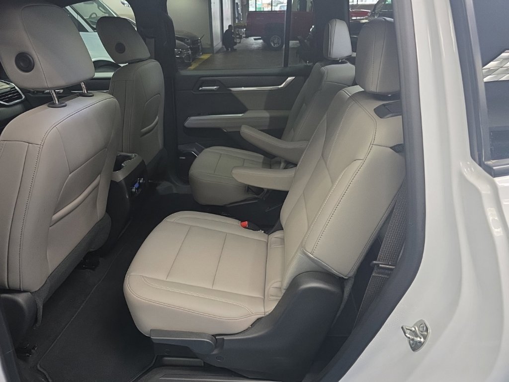 Certified 2026 GMC Acadia Elevation w/ Elevation Premium Package FWD image 15
