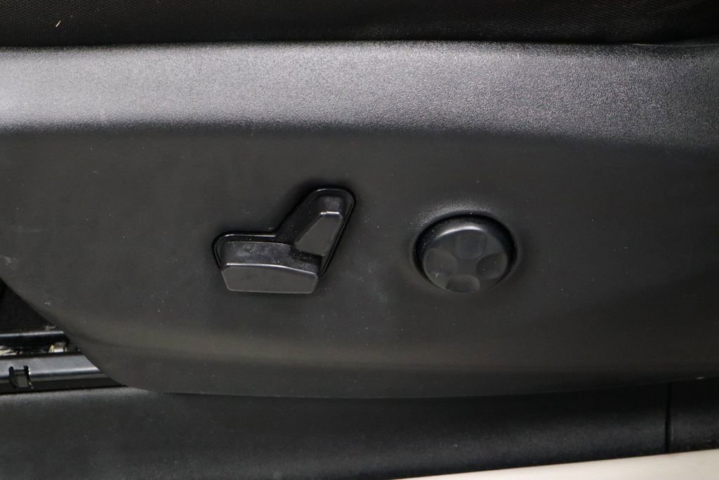 Used 2023 Chrysler Voyager LX image 22