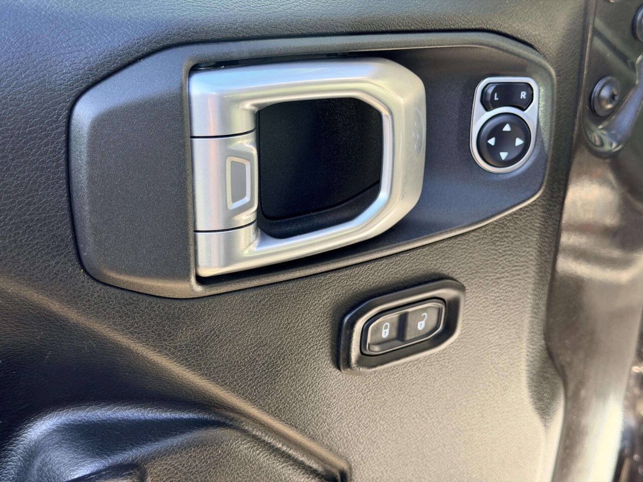 Used 2019 Jeep Wrangler Unlimited Rubicon w/ Cold Weather Group AWD/4WD image 12
