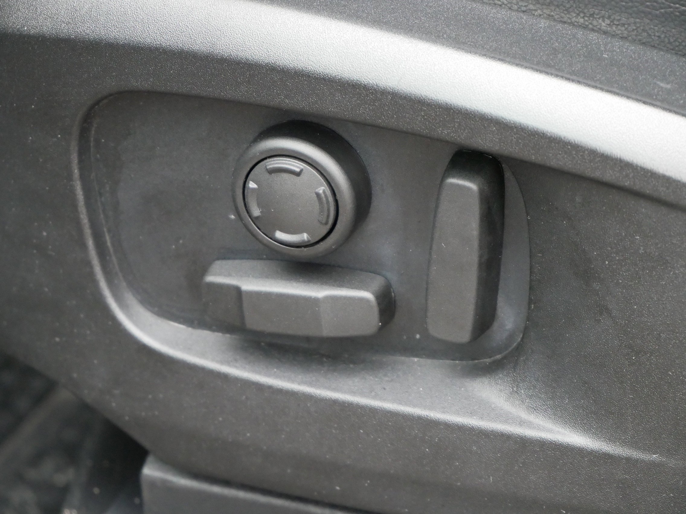 Used 2020 Land Rover Defender 110 SE image 14