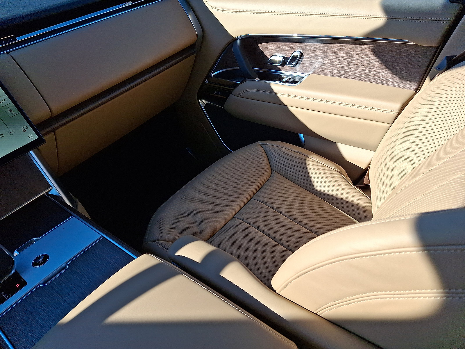 New 2026 Land Rover Range Rover SE image 14